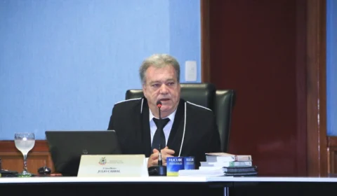 Decano do TCE-AM, conselheiro Júlio Cabral é aposentado pelo colegiado