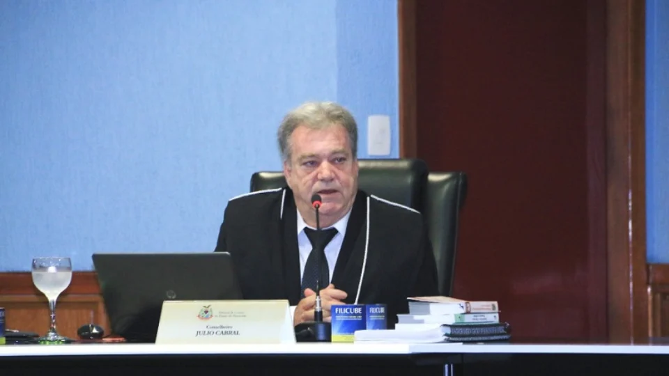 Decano do TCE-AM, conselheiro Júlio Cabral é aposentado pelo colegiado