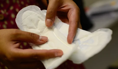 Projeto que distribui absorventes para estudantes e mulheres em situação de rua é derrubado pelo Congresso