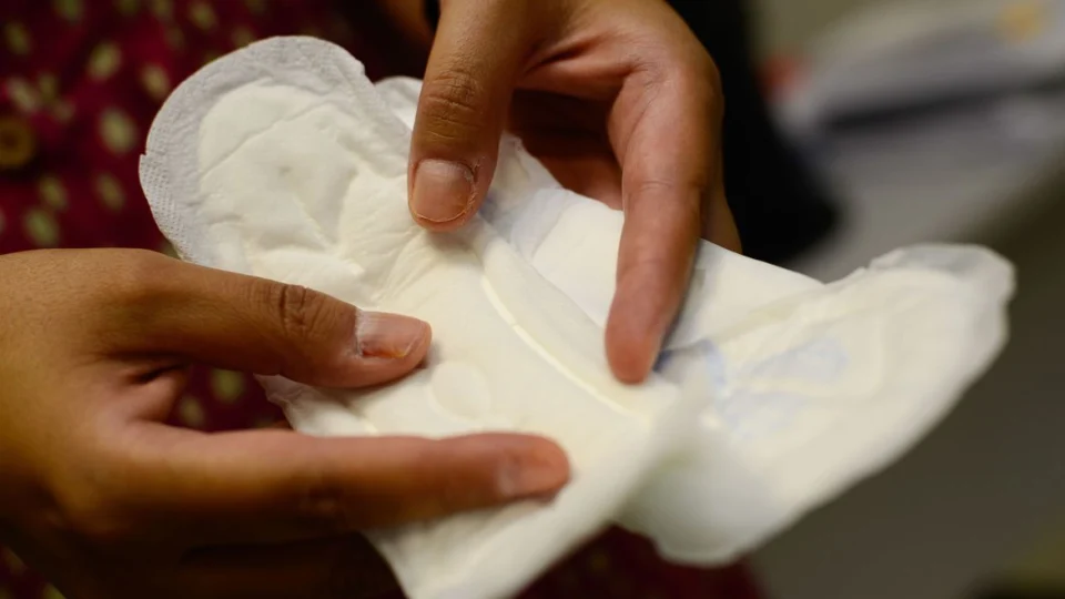 Projeto que distribui absorventes para estudantes e mulheres em situação de rua é derrubado pelo Congresso