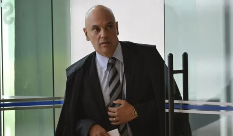 Alexandre de Moraes manda Daniel Silveira à PF para colocar tornozeleira