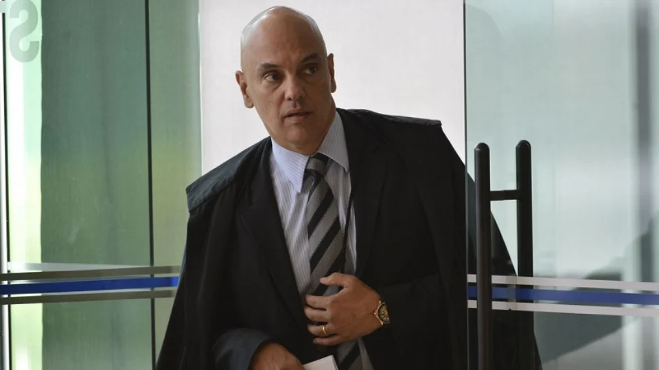 Alexandre de Moraes manda Daniel Silveira à PF para colocar tornozeleira