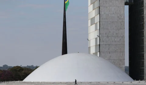 Com salário mínimo de R$ 1.294, Congresso recebe proposta da LDO para 2023