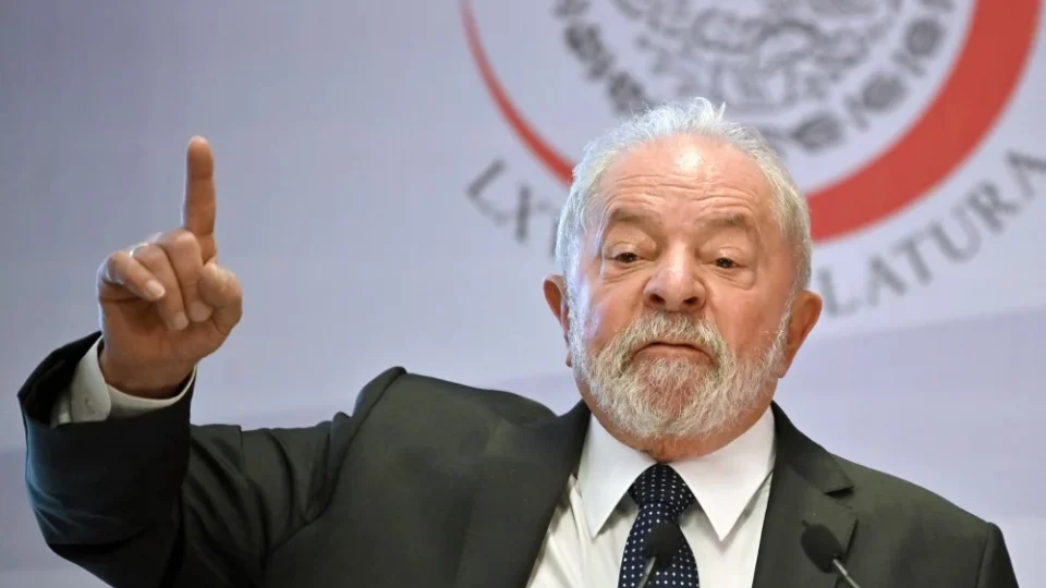 Bolsonaro foi estúpido ao dar indulto a Daniel Silveira, avalia Lula