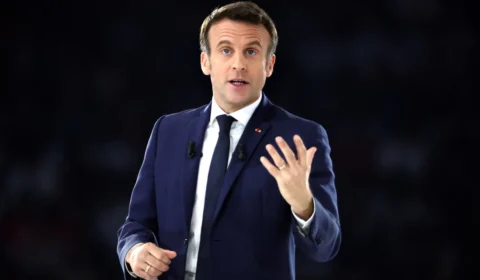 Macron é reeleito presidente, faz críticas à direita e diz que fará a França uma nação ecológica