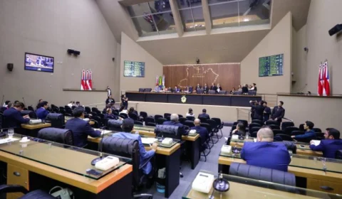 ALEAM acaba com sessões híbridas e parlamentares terão que voltar a trabalhar presencialmente