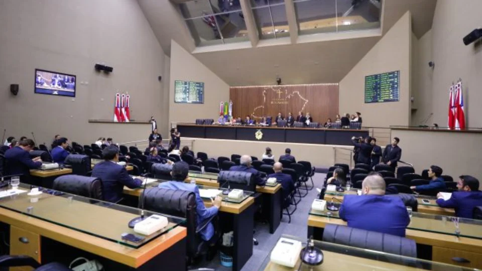 ALEAM acaba com sessões híbridas e parlamentares terão que voltar a trabalhar presencialmente