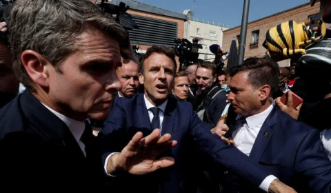 Manifestantes jogam saco de tomates em Macron, presidente reeleito da França; Veja o vídeo