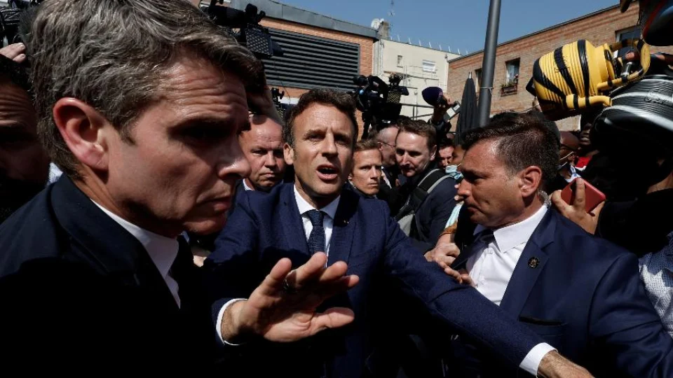 Manifestantes jogam saco de tomates em Macron, presidente reeleito da França; Veja o vídeo