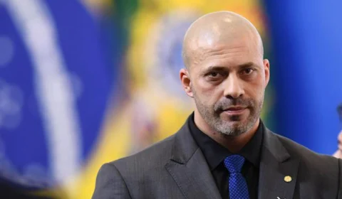 Moraes dá 48 horas para defesa se manifestar sobre indulto a Daniel Silveira