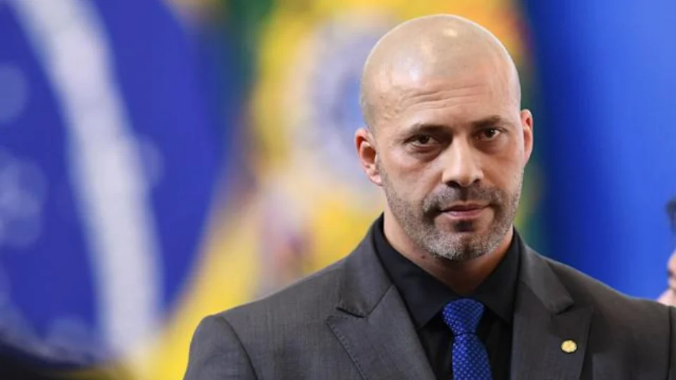 Moraes dá 48 horas para defesa se manifestar sobre indulto a Daniel Silveira