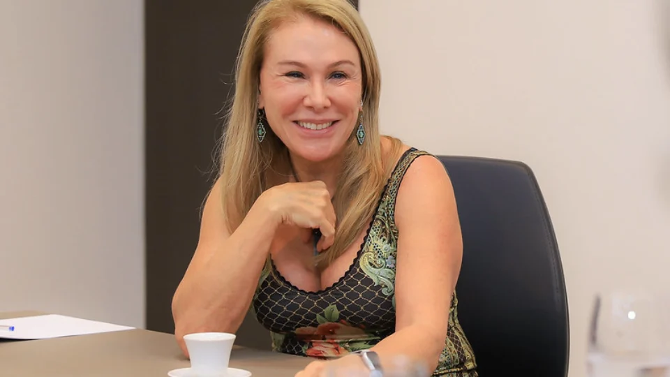 Empresa acusada de compra de perfis falsos teve contratos milionários com a Prefeitura na gestão de Teresa Surita