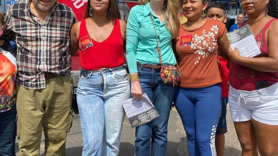 Vanessa Grazziotin é recebida aos gritos de ‘fora comunista’ na Compensa