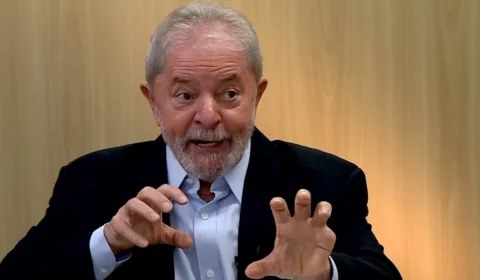 Se for eleito, Lula promete fechar clubes de tiro e substituir por clubes de livros