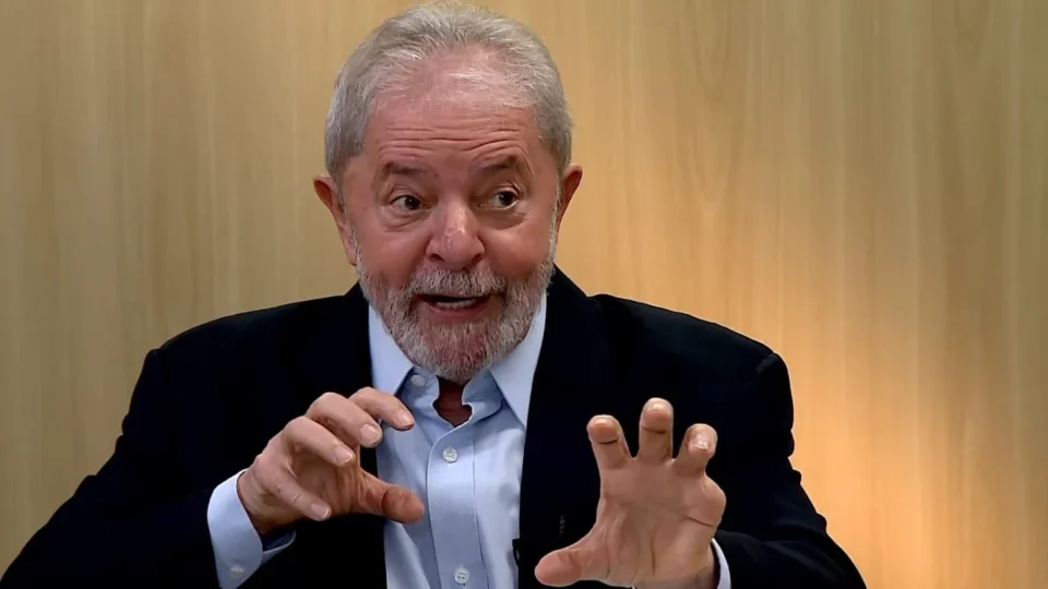 Se for eleito, Lula promete fechar clubes de tiro e substituir por clubes de livros