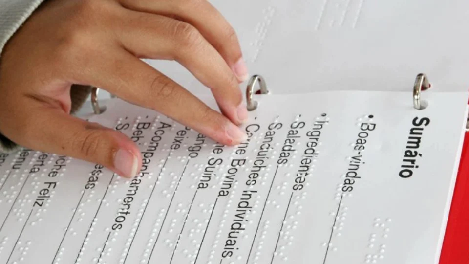 Proposta torna obrigatório cardápio em Libras em restaurantes e bares