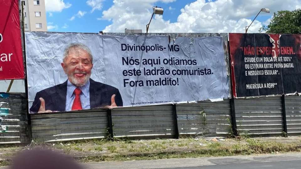 PT aciona TSE contra outdoors que chamam Lula de ‘ladrão’