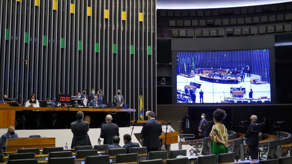 Câmara aprova MP com piso permanente de R$ 400 para Auxílio Brasil