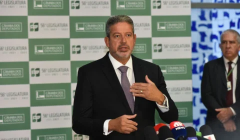 Presidente da Câmara diz que decisão sobre cassação de mandato é do Congresso