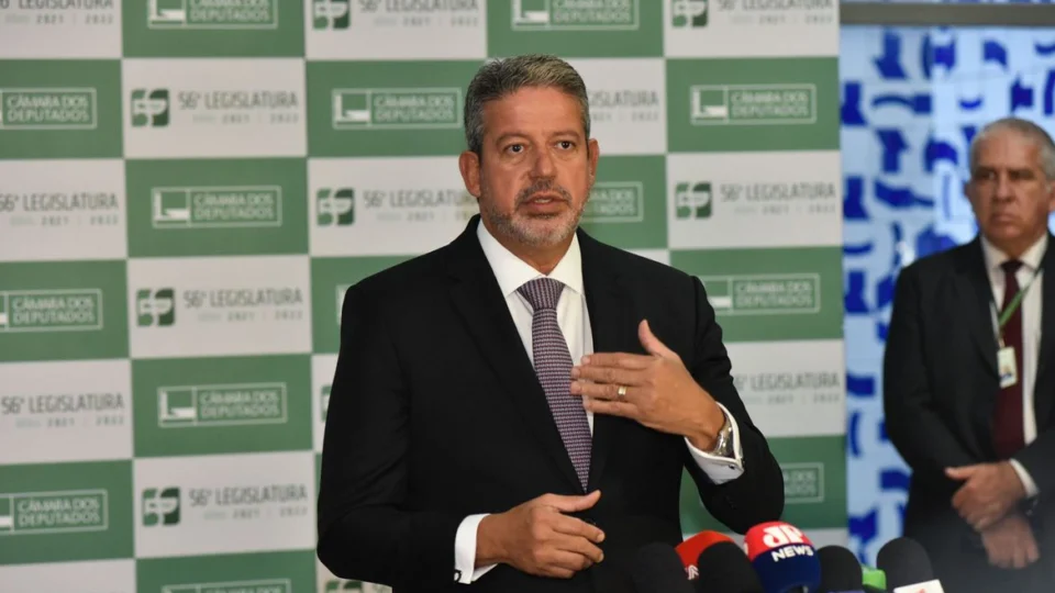 Presidente da Câmara diz que decisão sobre cassação de mandato é do Congresso