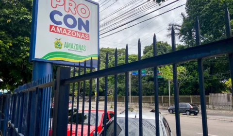 Apple é multada em mais de 1 milhão por vender carregador de celular separado