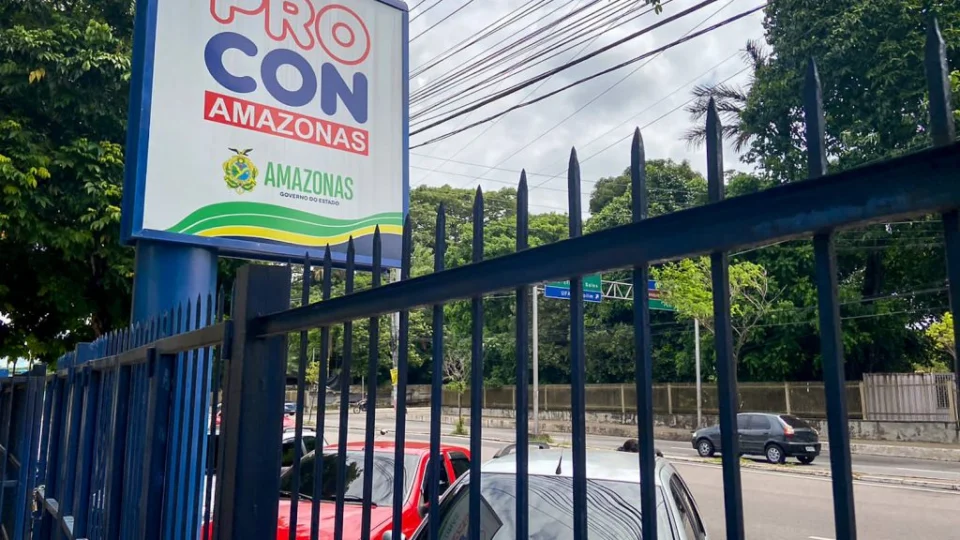 Apple é multada em mais de 1 milhão por vender carregador de celular separado