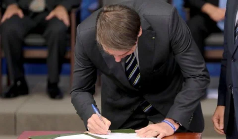 Bolsonaro promove revogação de 23 decretos relacionados à pandemia