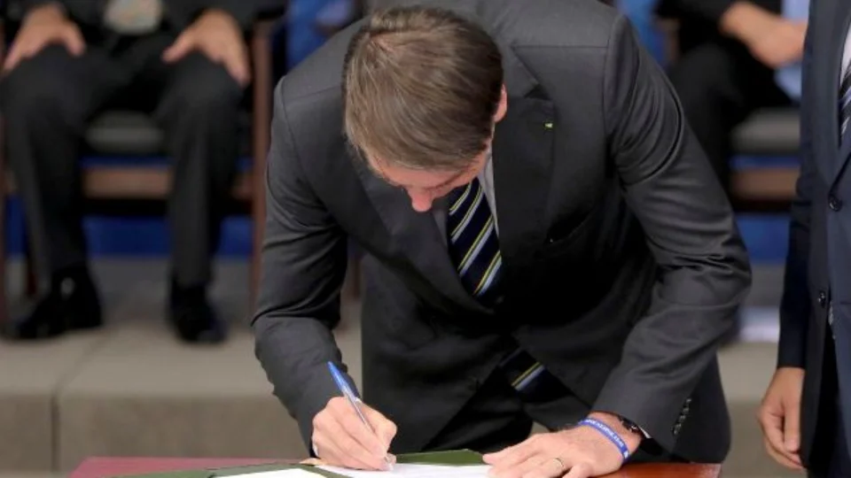 Bolsonaro promove revogação de 23 decretos relacionados à pandemia