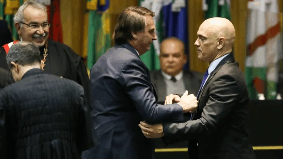 Bolsonaro vai a cerimônia no TST e cumprimenta Moraes