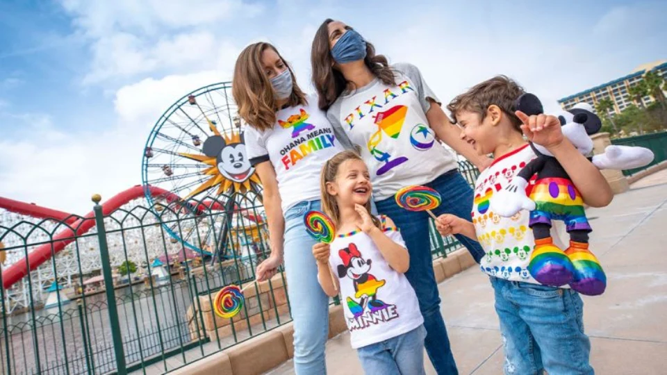 Disney lança linha de produtos que promove bandeira LGBT