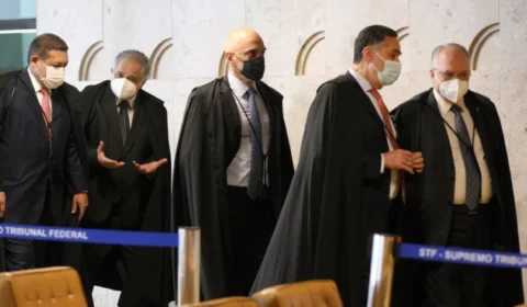 Bolsonaro diz que os ministros do STF “infernizam o Brasil”