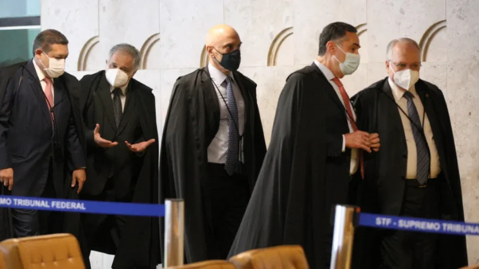 Bolsonaro diz que os ministros do STF “infernizam o Brasil”