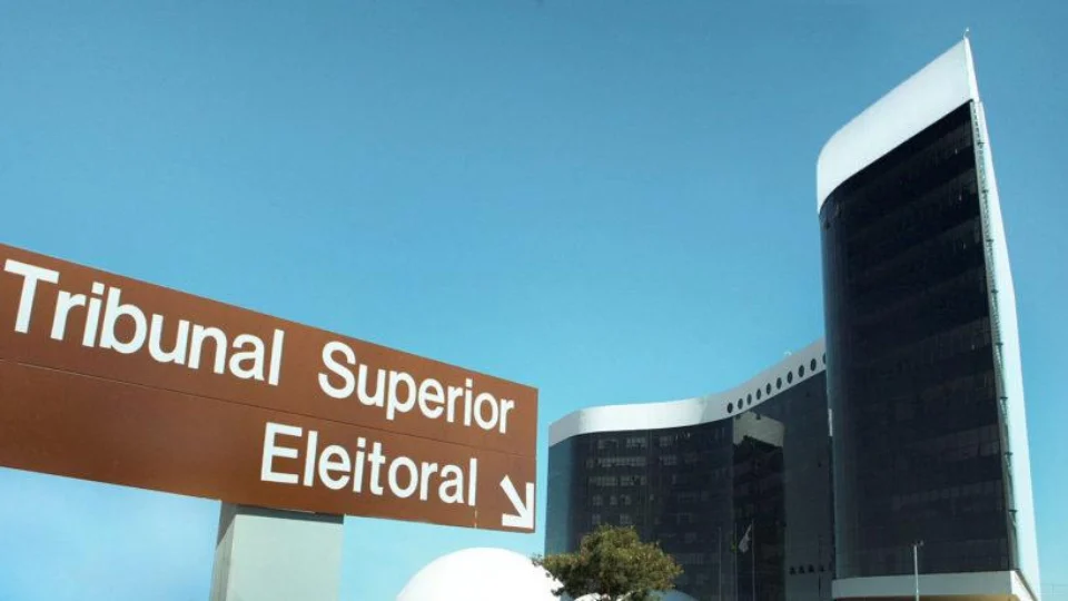 TSE responde Ministério da Defesa e diz que não há ‘sala escura’ de apuração