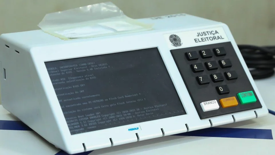 Vulnerabilidades nas urnas eletrônicas são testadas pelo TSE