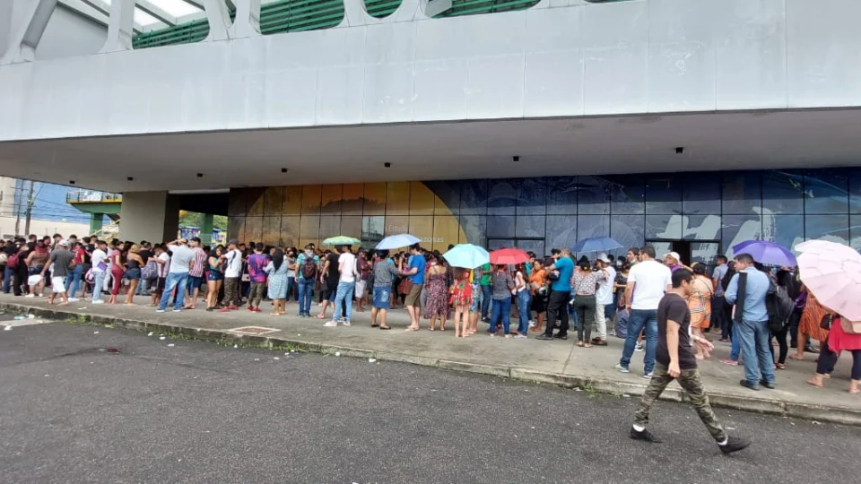 Último dia para regularização eleitoral gera fila quilométrica no Vasco Vasques