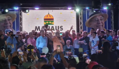 Presidente nacional do PSDB falta evento de Amazonino e reforça racha interno