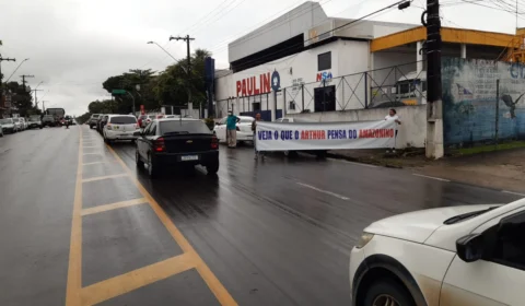 Manifestantes relembram críticas de Arthur Neto ao agora aliado Amazonino Mendes