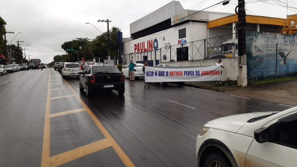 Manifestantes relembram críticas de Arthur Neto ao agora aliado Amazonino Mendes