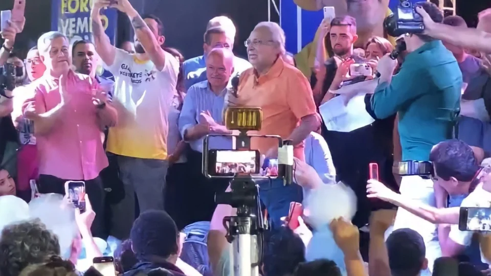 Após criticar ex-líderes, Melo volta aos braços de Amazonino
