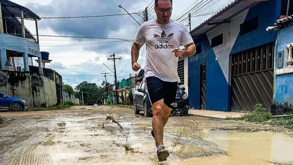 Em rua enlameada, vereador ironiza prefeito: ‘correndo minha maratona de Barcelona’