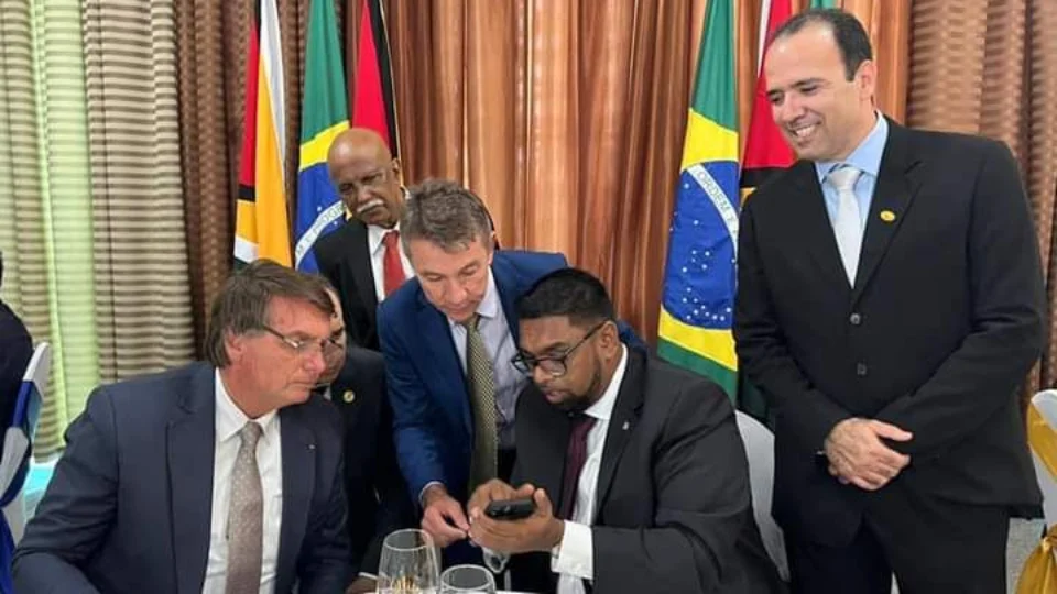 Em busca de acordos, Bolsonaro faz visita oficial à Guiana