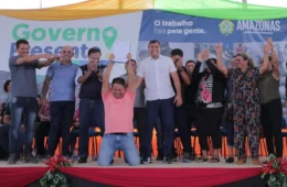 Prefeito de Urucurituba se ajoelha em agradecimento à Wilson Lima