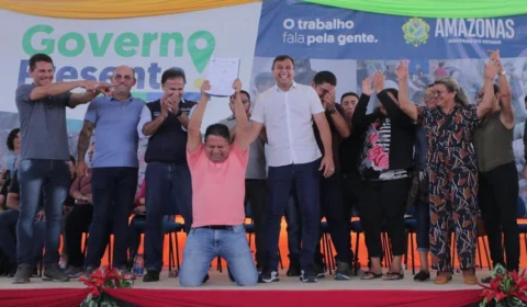 Prefeito de Urucurituba se ajoelha em agradecimento à Wilson Lima