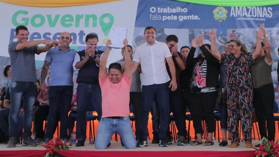 Prefeito de Urucurituba se ajoelha em agradecimento à Wilson Lima