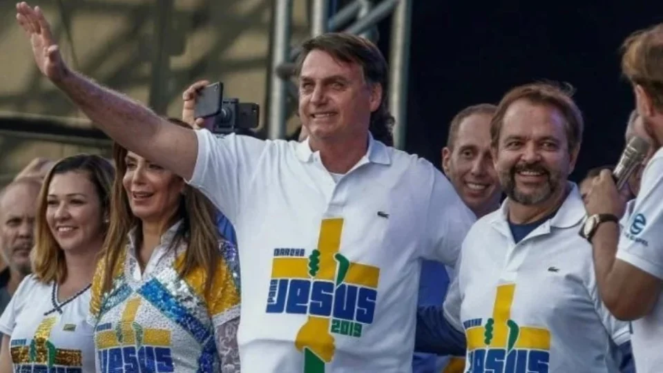 ‘Só Deus me tira daquela cadeira’, diz Bolsonaro durante participação em Marcha para Jesus