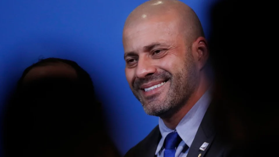 ‘Não uso mesmo. Fui indultado’, diz Daniel Silveira sobre tornozeleira