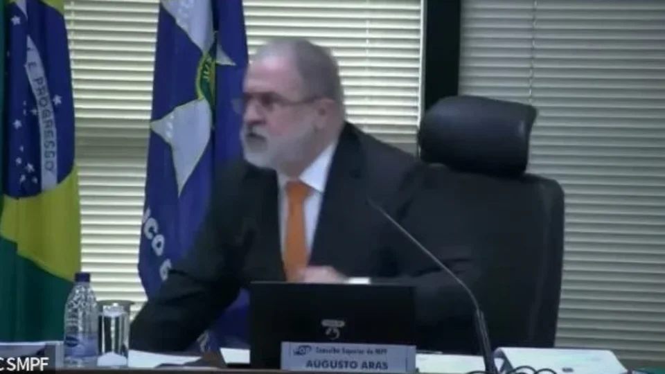 Aras bate-boca com colega da PGR e é contido por seguranças