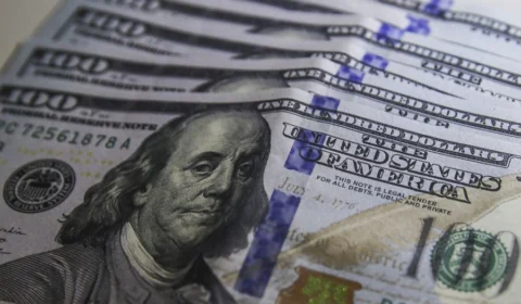 Dólar sobe quase 2% e aproxima-se de R$ 4,90