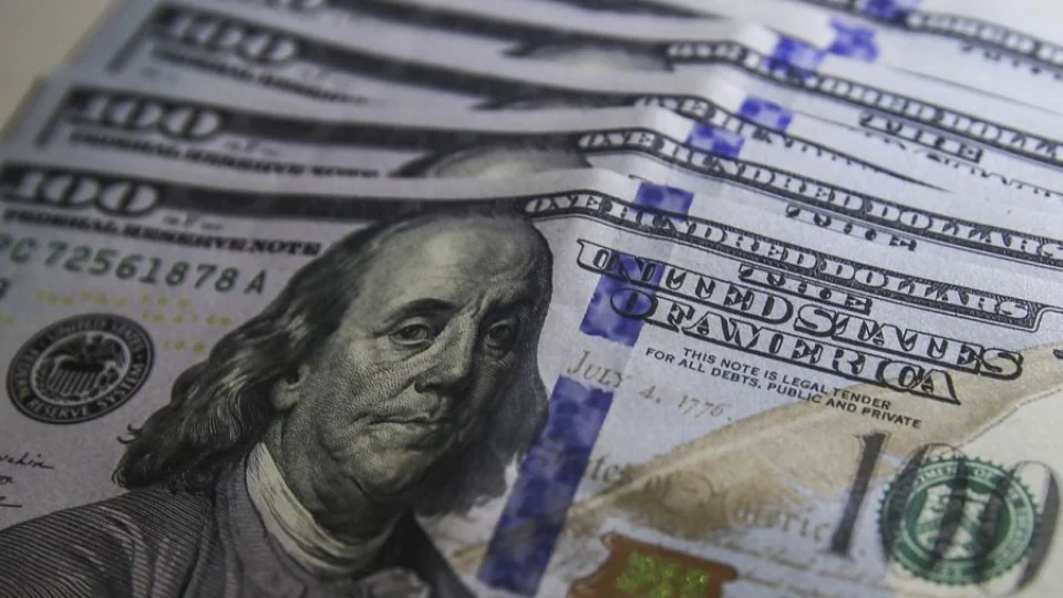 Dólar sobe quase 2% e aproxima-se de R$ 4,90