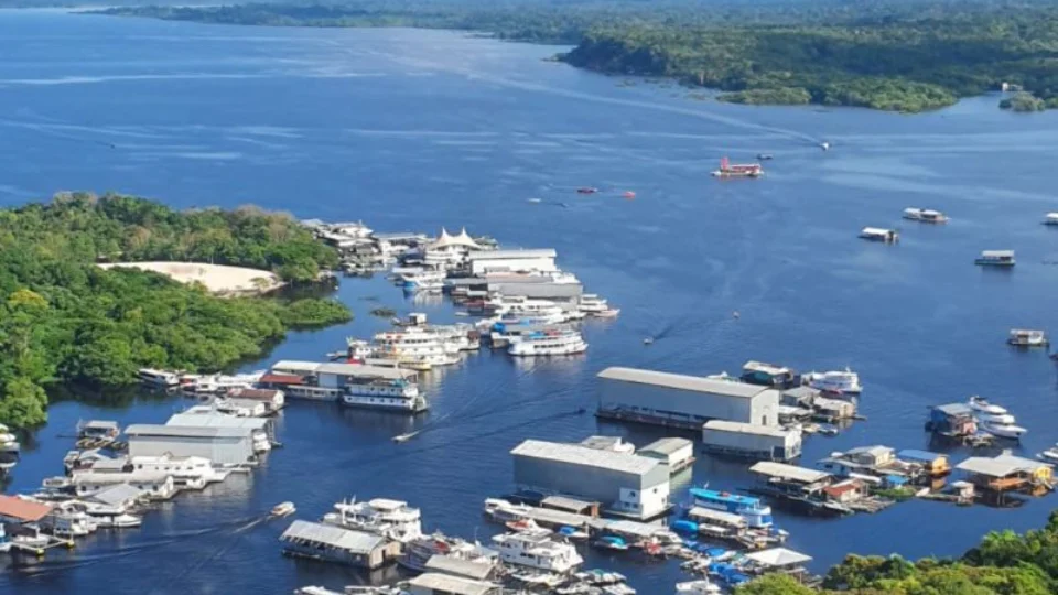 Em 20 anos, número de flutuantes irregulares no Tarumã-Açu passou de 40 para 900